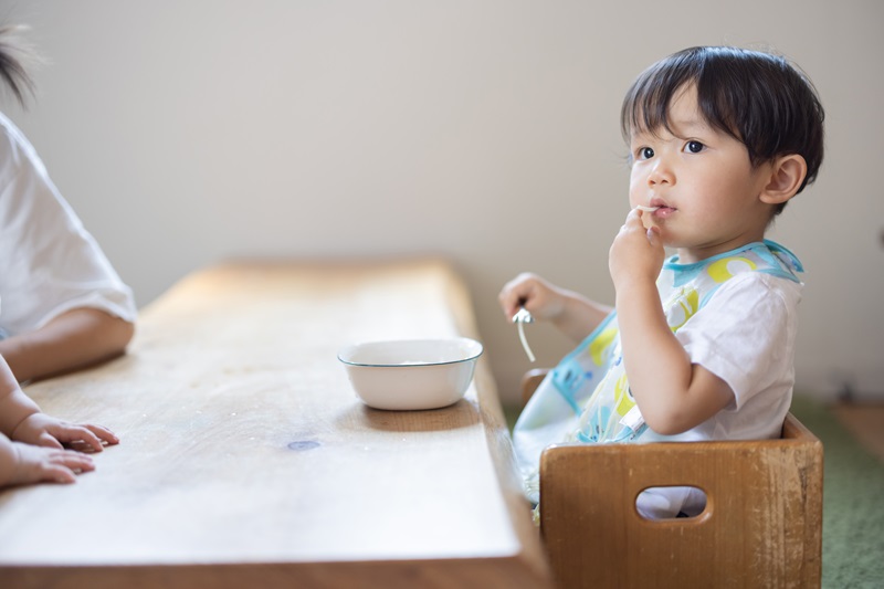 赤ちゃん時期の食器の共有における新しい見解